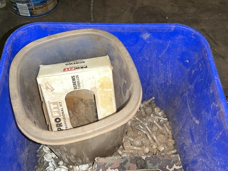 #769-•-oil-cans,-and-assorted-parts-image-10