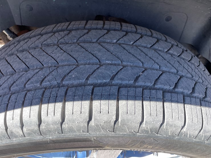 2010-cadillac-escalade-image-16