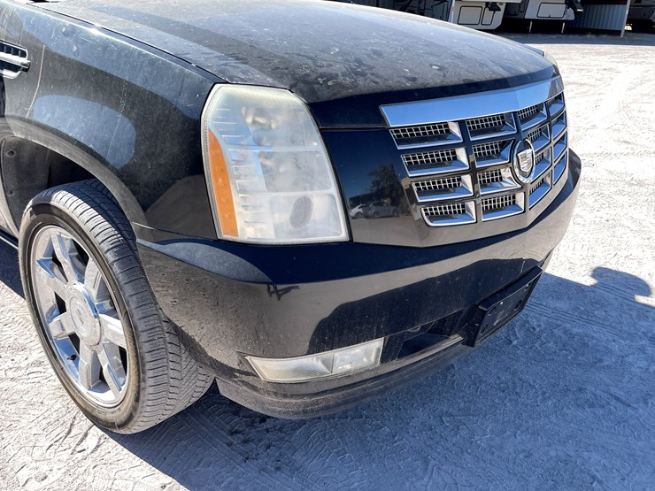 2010-cadillac-escalade-image-23