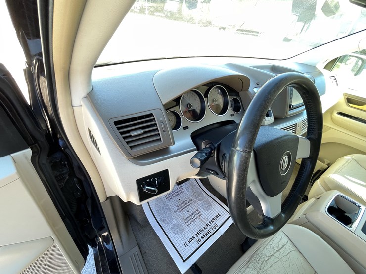 2010-volkswagen-routan-image-57