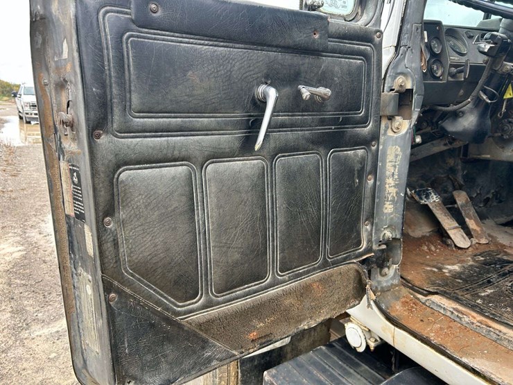 1989-mack-r690t-fuel-&-lube-truck-image-32