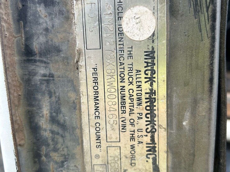 1989-mack-r690t-fuel-&-lube-truck-image-38