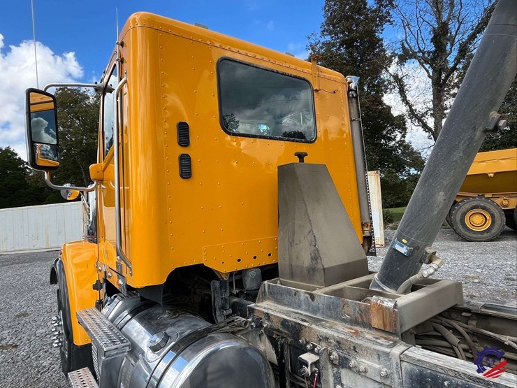 2020-freightliner-122sd-image-79