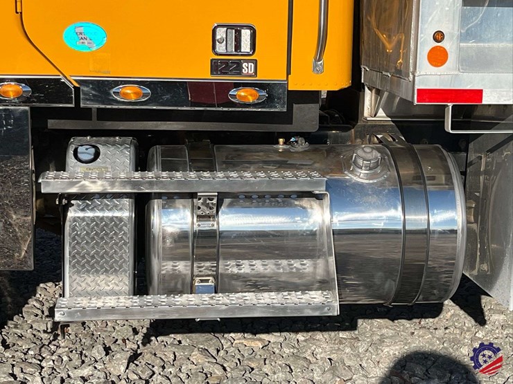 2020-freightliner-122sd-image-27