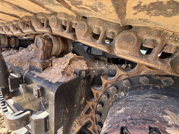 2019-deere-670g-lc-image-23