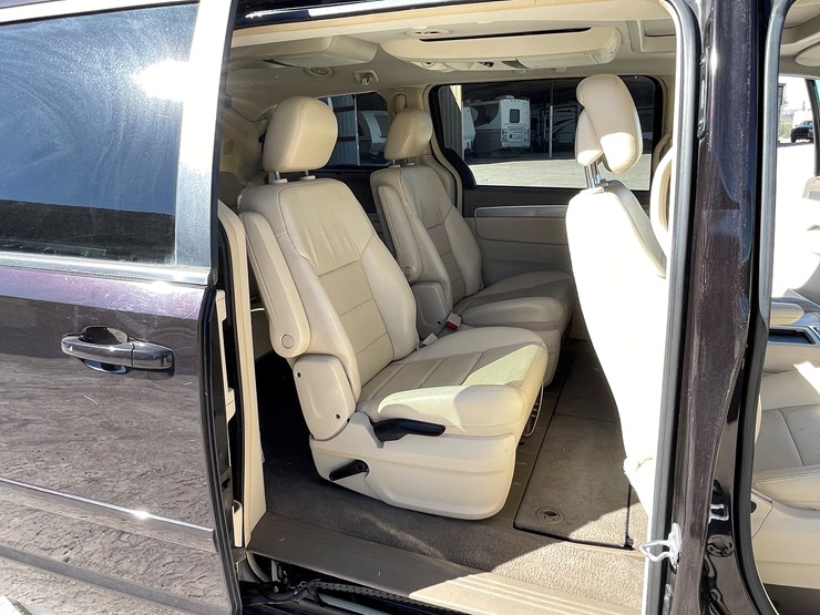 2010-volkswagen-routan-image-83