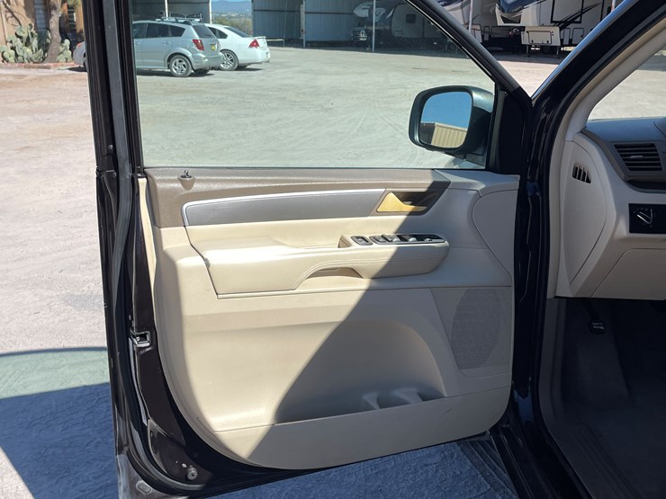 2010-volkswagen-routan-image-46