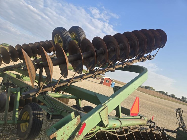 john-deere-220-image-8