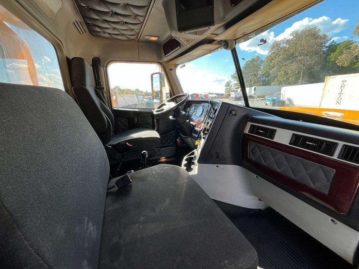 2020-freightliner-122sd-image-59