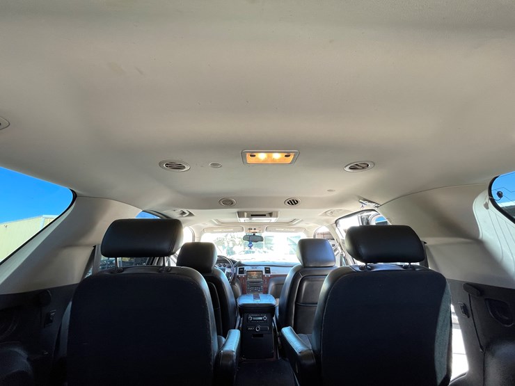 2010-cadillac-escalade-image-99