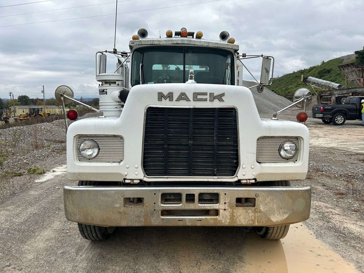1989-mack-r690t-fuel-&-lube-truck-image-9