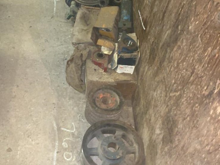 #760-•-pulleys,-cylinders,-and-assorted-parts-image-2