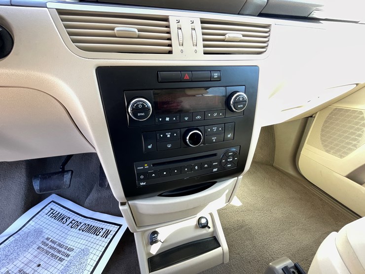 2010-volkswagen-routan-image-62