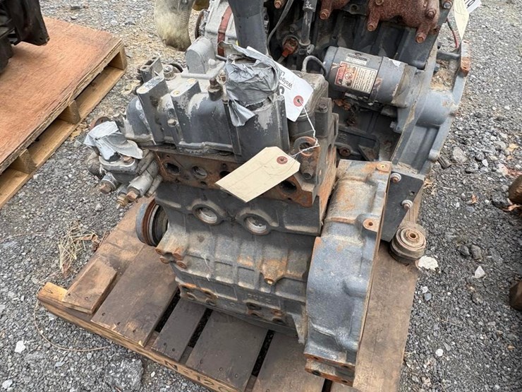 new-holland-l220-image-2