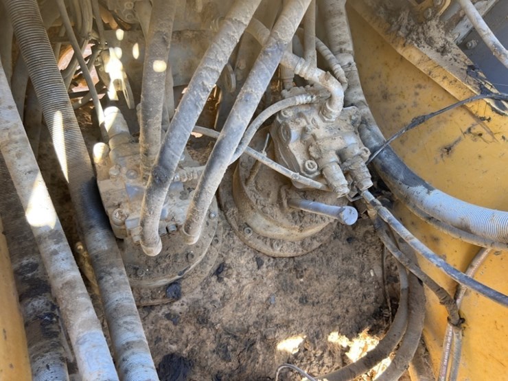 2019-deere-670g-lc-image-45