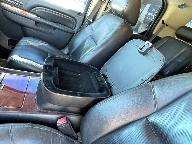 2010-cadillac-escalade-image-69