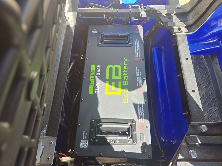 2024-gussi-italia-vivid-ev-peak-4f-lithium-golf-cart-image-15