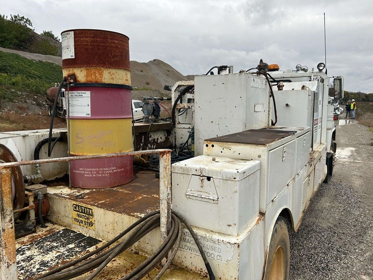 1989-mack-r690t-fuel-&-lube-truck-image-53