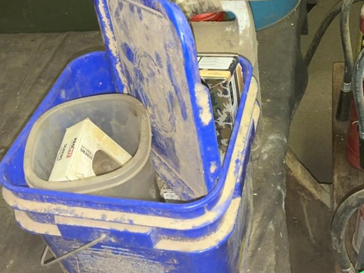 #769-•-oil-cans,-and-assorted-parts-image-3