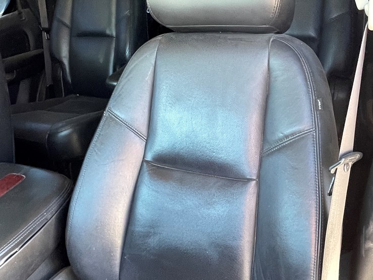 2010-cadillac-escalade-image-46