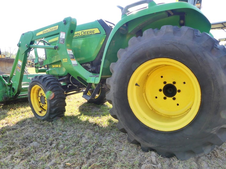 2011-john-deere-3038e-image-8