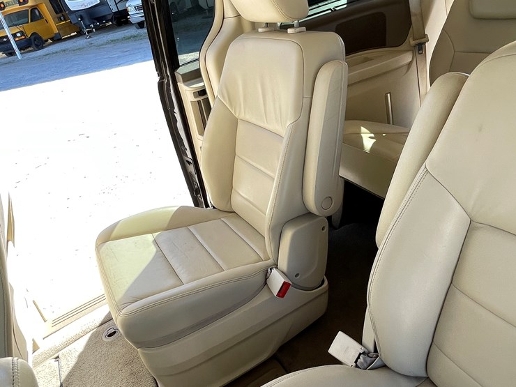 2010-volkswagen-routan-image-98