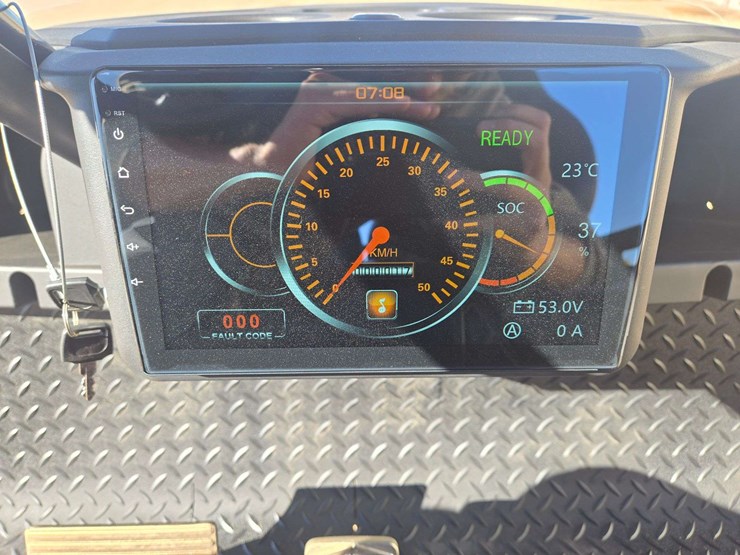 2024-gussi-italia-vivid-ev-peak-4f-lithium-golf-cart-image-19