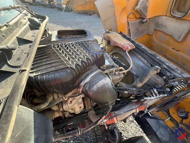 2020-freightliner-122sd-image-50