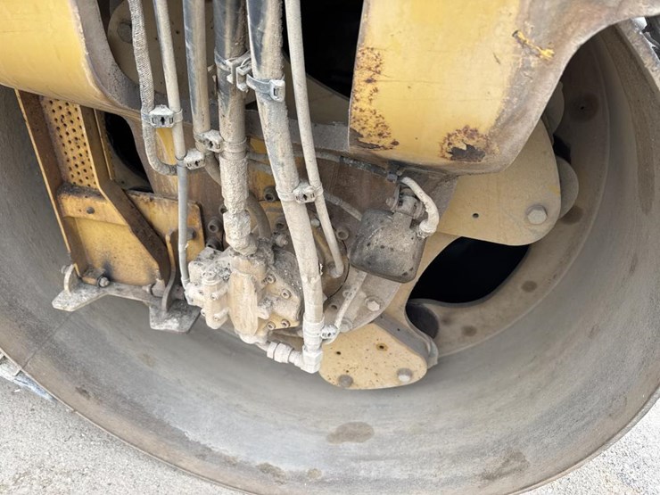 caterpillar-cb64b-image-28