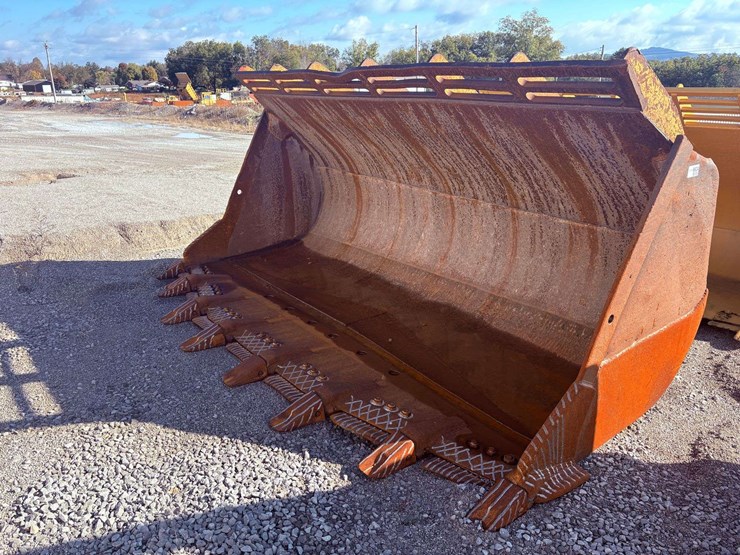 988f-spade-nose-loader-bucket-image-1