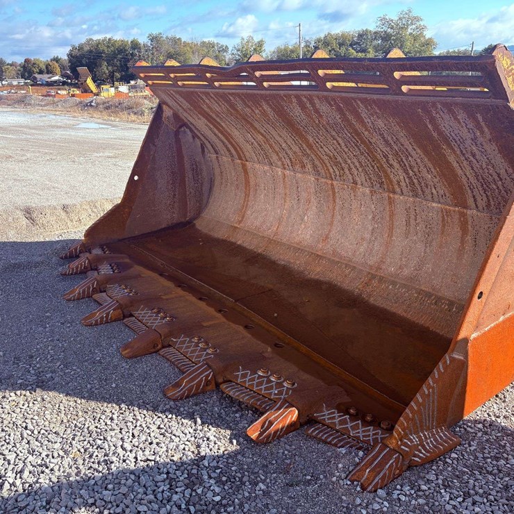 988F SPADE NOSE LOADER BUCKET