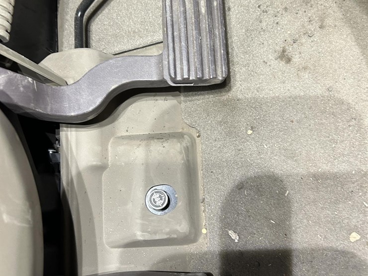 2022-john-deere-9r-590-image-55