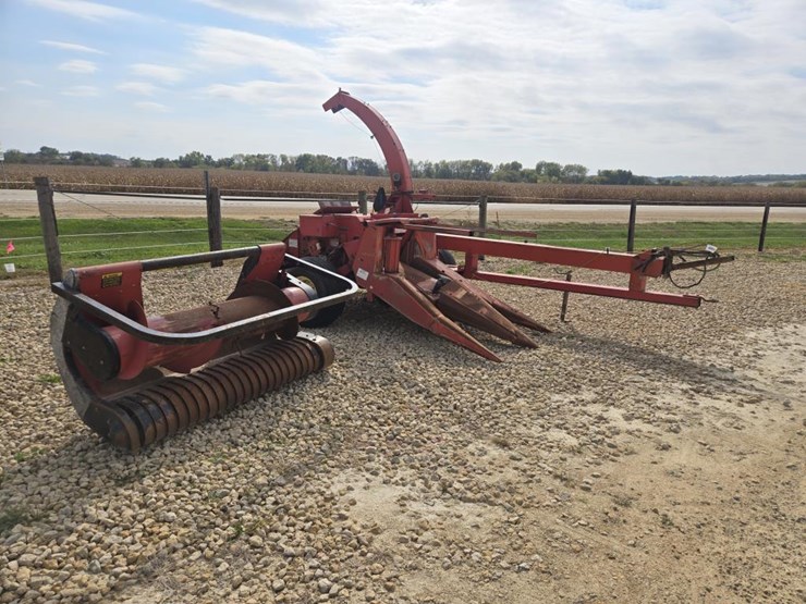 #5869-•-new-idea-pull-type-chopper-w/-2-row-30"-corn-head-image-3