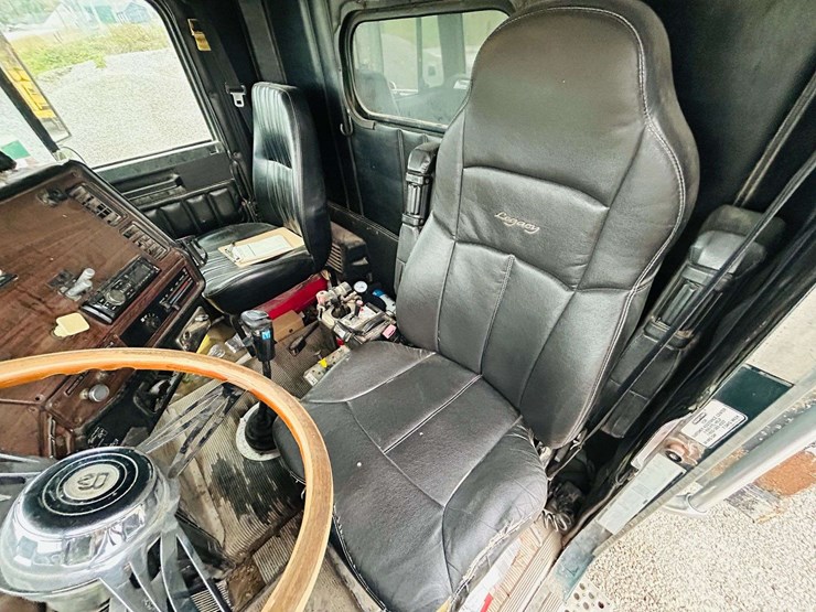 1999-freightliner-tri-axle-dump-truck-image-95