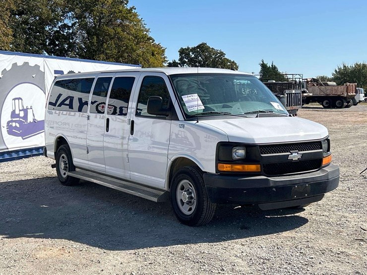 2013-chevrolet-express-3500-passenger-van-image-2