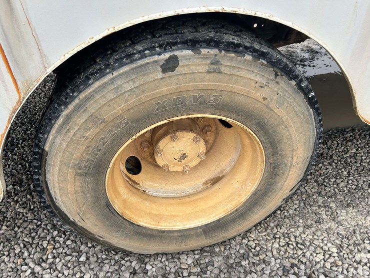 1989-mack-r690t-fuel-&-lube-truck-image-16