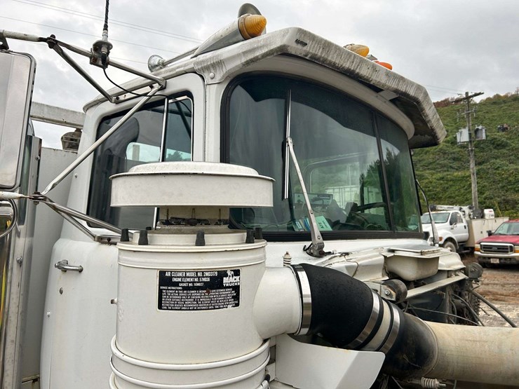 1989-mack-r690t-fuel-&-lube-truck-image-27