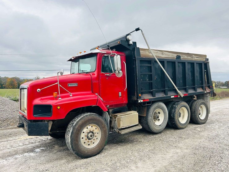 1997-international-paystar-5000-image-1