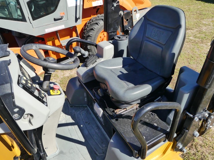 2019-caterpillar-cb24b-image-10