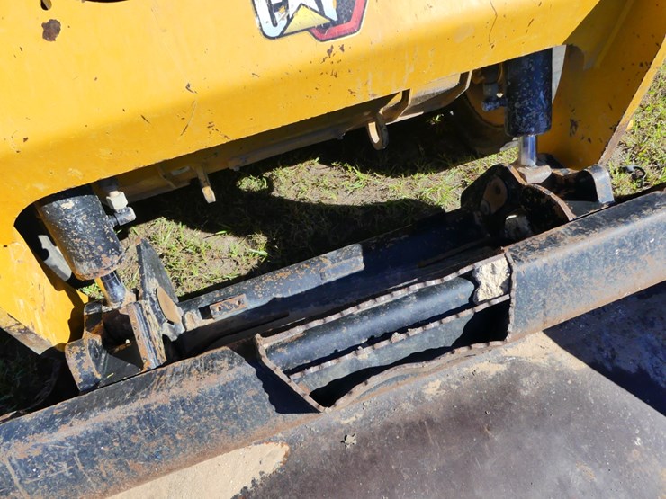 2022-caterpillar-259d3-image-11