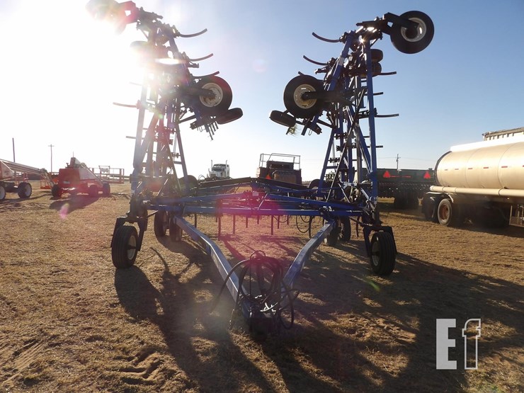 new-holland-st830-image-8