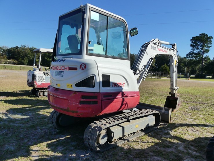 takeuchi-tb235-2-image-3