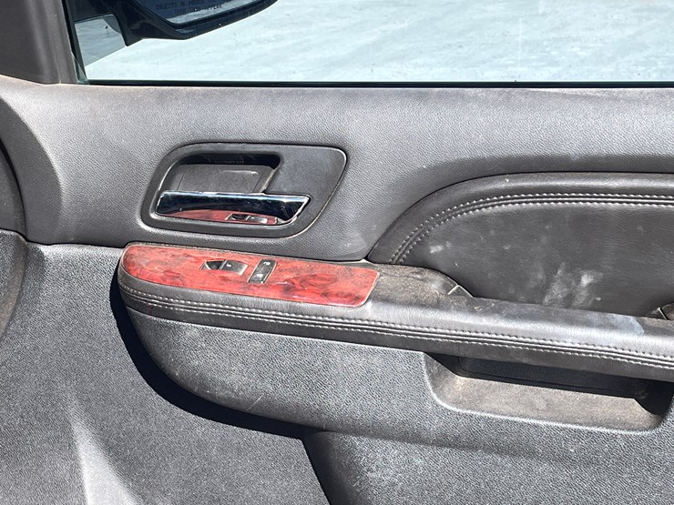 2010-cadillac-escalade-image-73