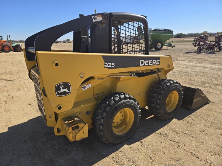 john-deere-325-image-8