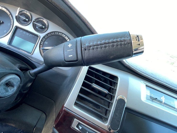 2010-cadillac-escalade-image-59