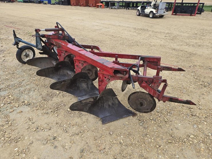 #5916-•-international-4-bottom-plow-image-3