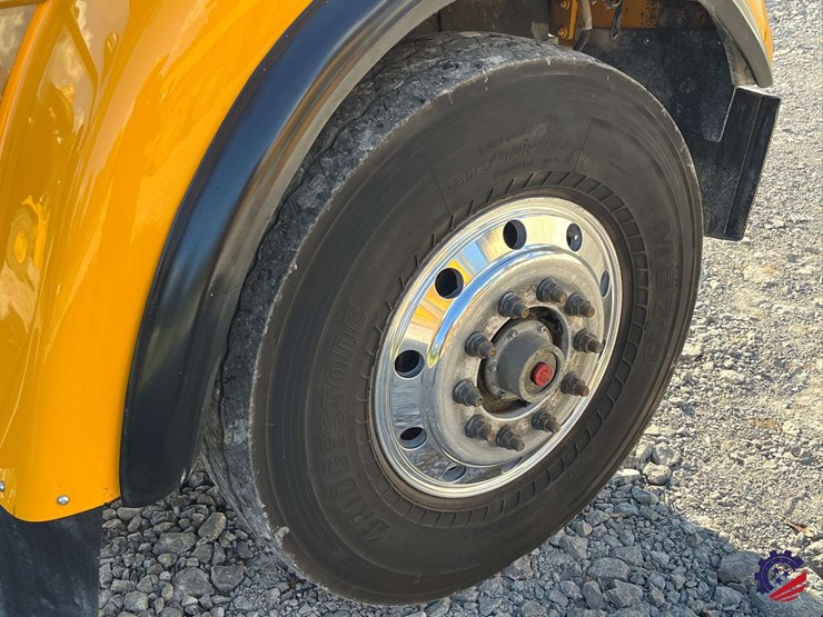 2020-freightliner-122sd-image-16