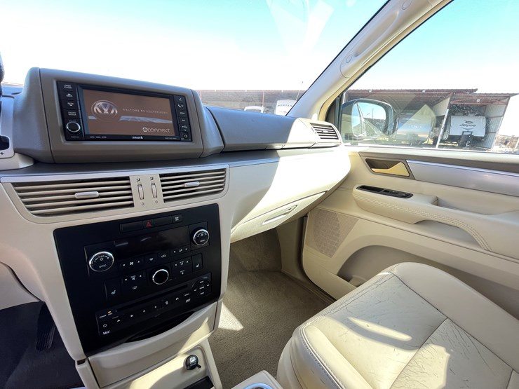 2010-volkswagen-routan-image-64