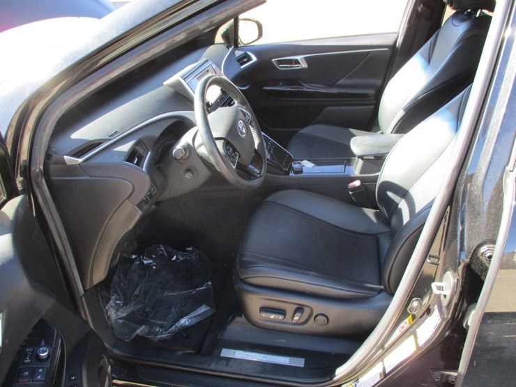 2016-toyota-mirai-sedan,-image-7