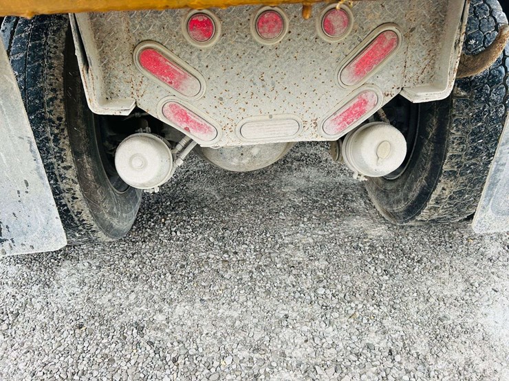 1999-freightliner-tri-axle-dump-truck-image-17